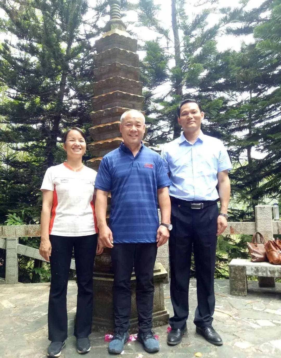 60岁李宁沧桑似老爷爷62岁女子时尚犹存如少女夫妻同框似隔辈