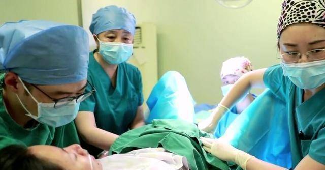 其实,孕妈在34周以后,就会分泌一些松弛素,促进骨盆各个骨头之间的