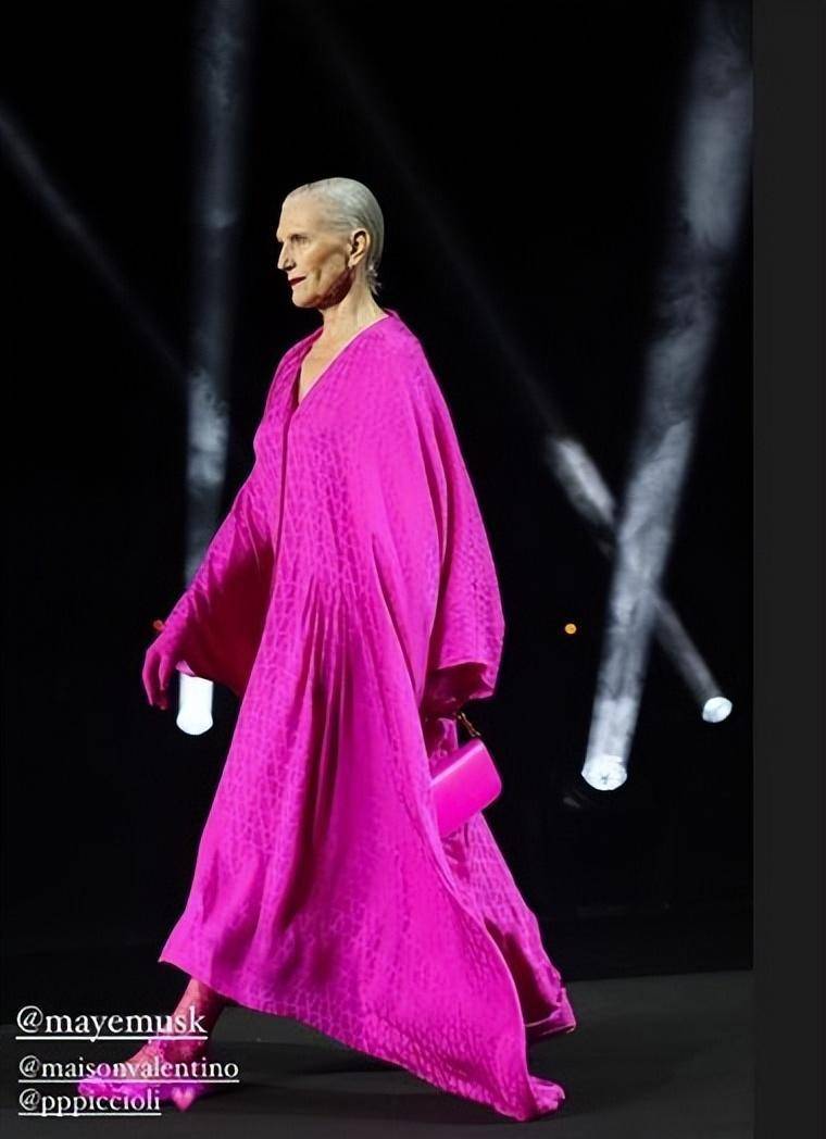 芭比的粉色裙子太惊艳了,老太太真是让人佩服_梅耶_连衣裙_穿着