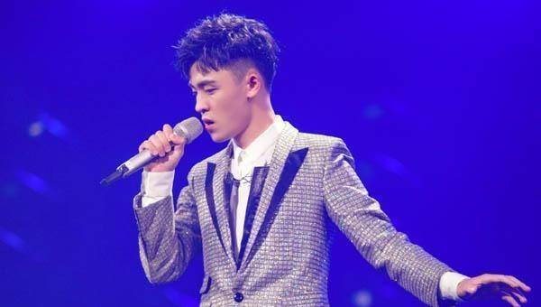 邓丽君经典歌曲偿还再现,3个人的舞台2个人的故事_郑云龙_阿云嘎