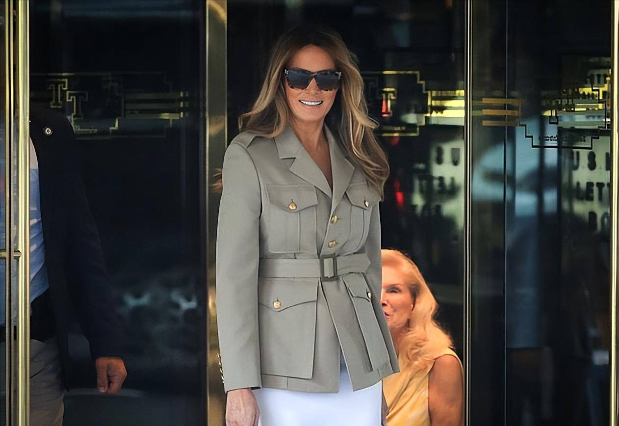 梅拉尼娅在街头开心亮相!