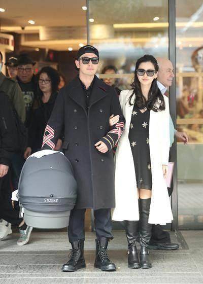 此后,产后第三天天,angelababy出院,她当时带着墨镜身穿时尚的大衣