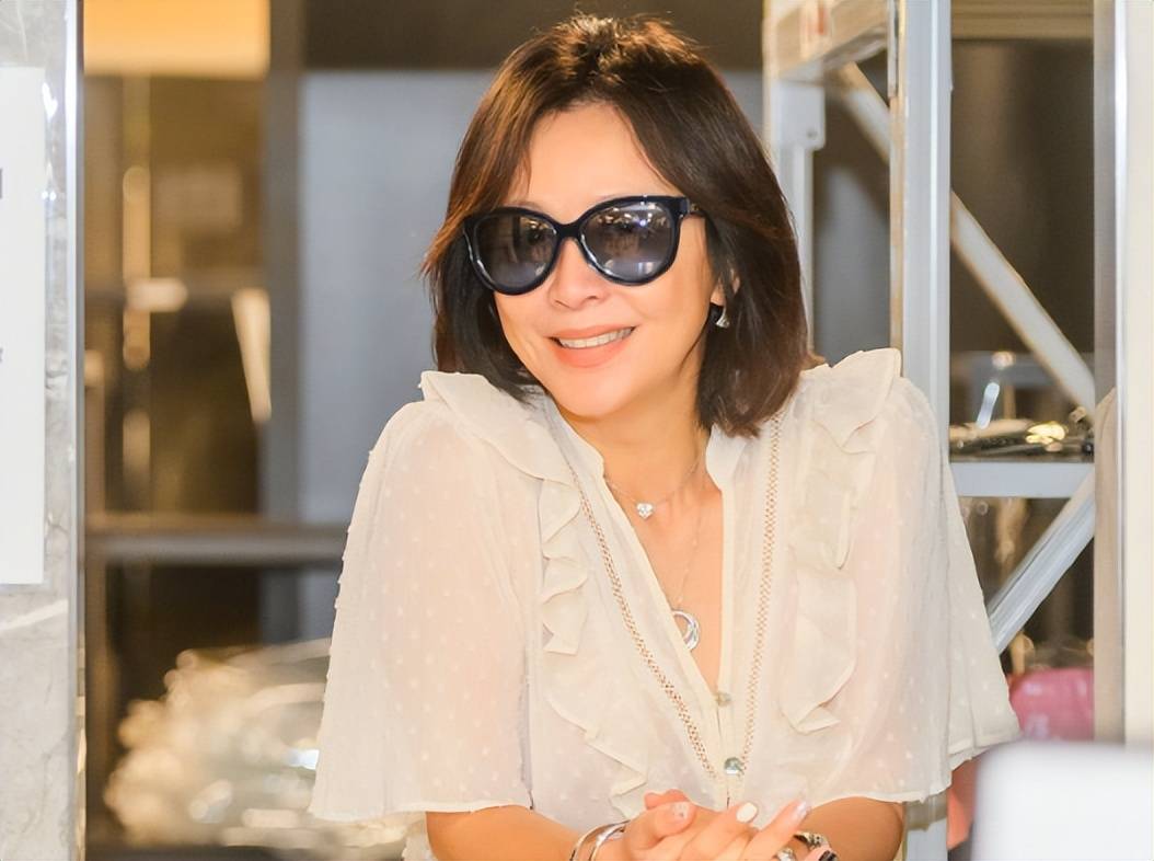 港媒曝刘嘉玲不雅照，结婚17年无子真相曝光，10亿财产或留给侄子_梁朝伟_生活_照片