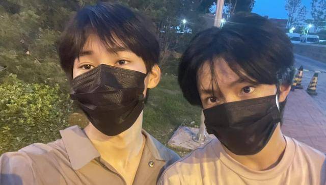 时代少年团为刘耀文庆生,张真源小作文感人,队长马嘉祺姗姗来迟_祝福