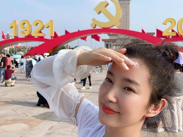 48岁李冰冰晒照,三伏天穿长裤还戴腿套,对镜眨眼放闪酷飒十足_养生