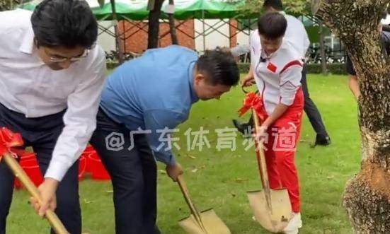 全紅嬋火遍全國！校園行種下冠軍樹，周圍圍滿同學，本人熱情揮手