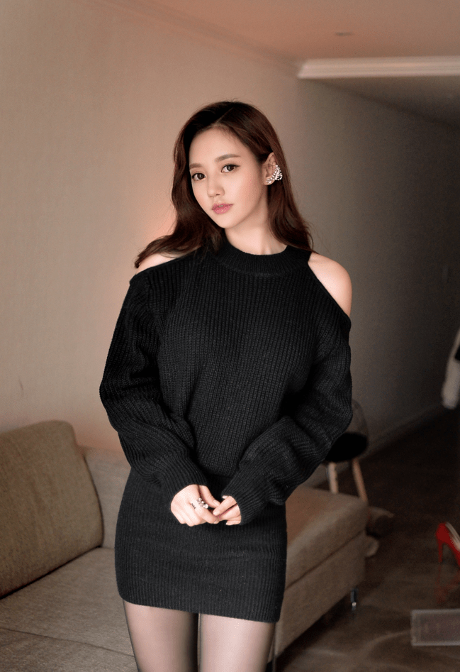 美女孙允珠黑色露肩针织套装秀香肩_衣服_毛衣_穿着