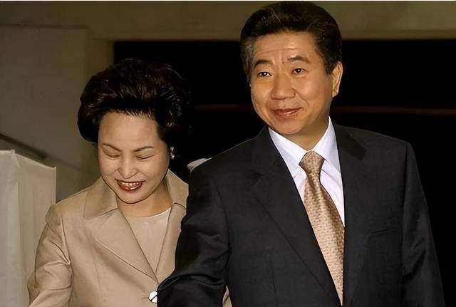 ","卢武铉女儿卢静妍在美国买豪宅"……卢武铉的妻子同样向记者表示