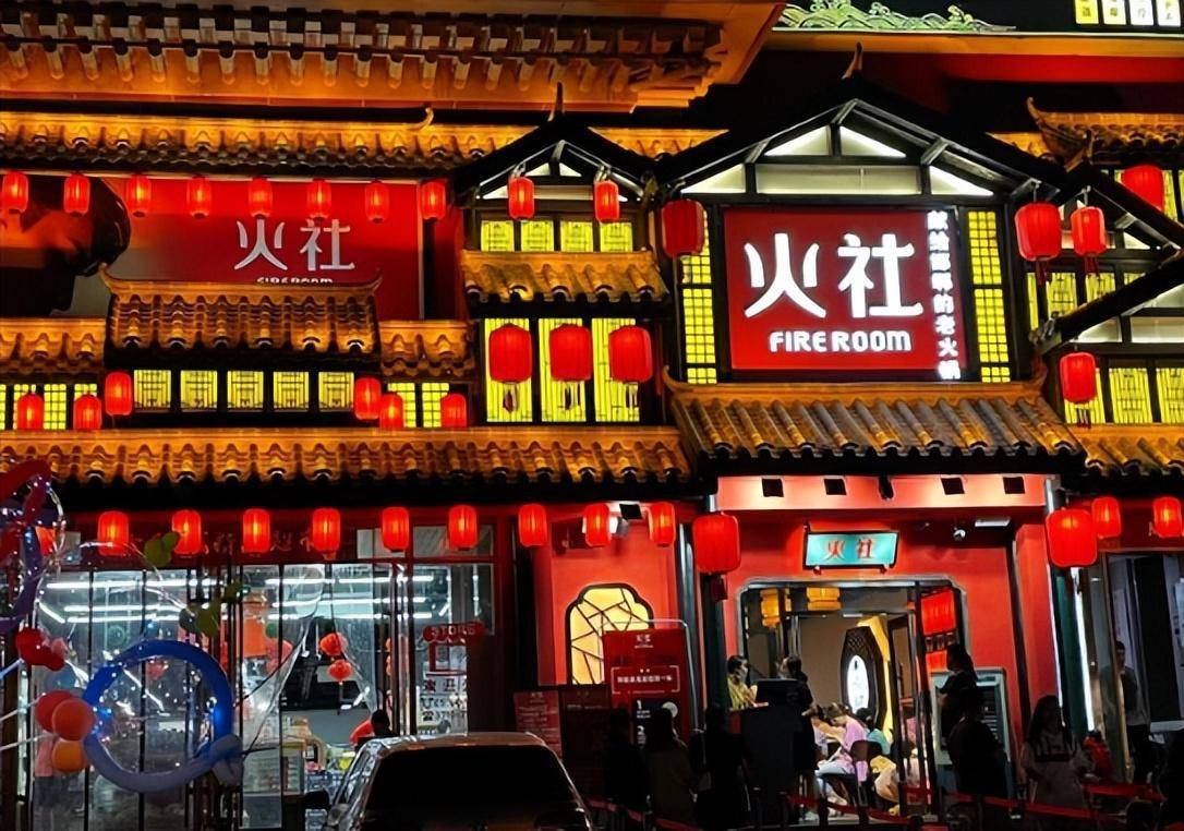 邓伦开始了"经商",开起了火锅店以及其他不少的店铺.