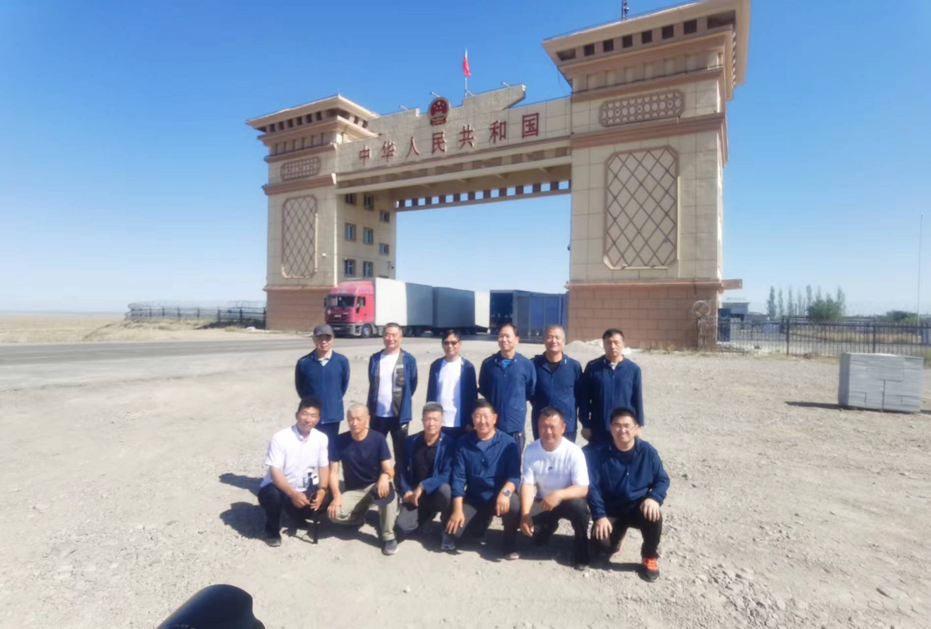 乘坐4辆车前往伊犁,到都拉塔口岸,霍尔果斯口岸,阿拉山口口岸,深入