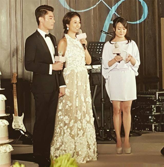 古巨基55岁老婆同框林心如,打扮虽然朴素低调,但气质却一点不差_礼服