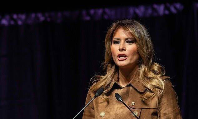 梅拉尼娅首次面对嘘声一片,仍微笑挥手很大气,做演讲眼神太犀利_丈夫