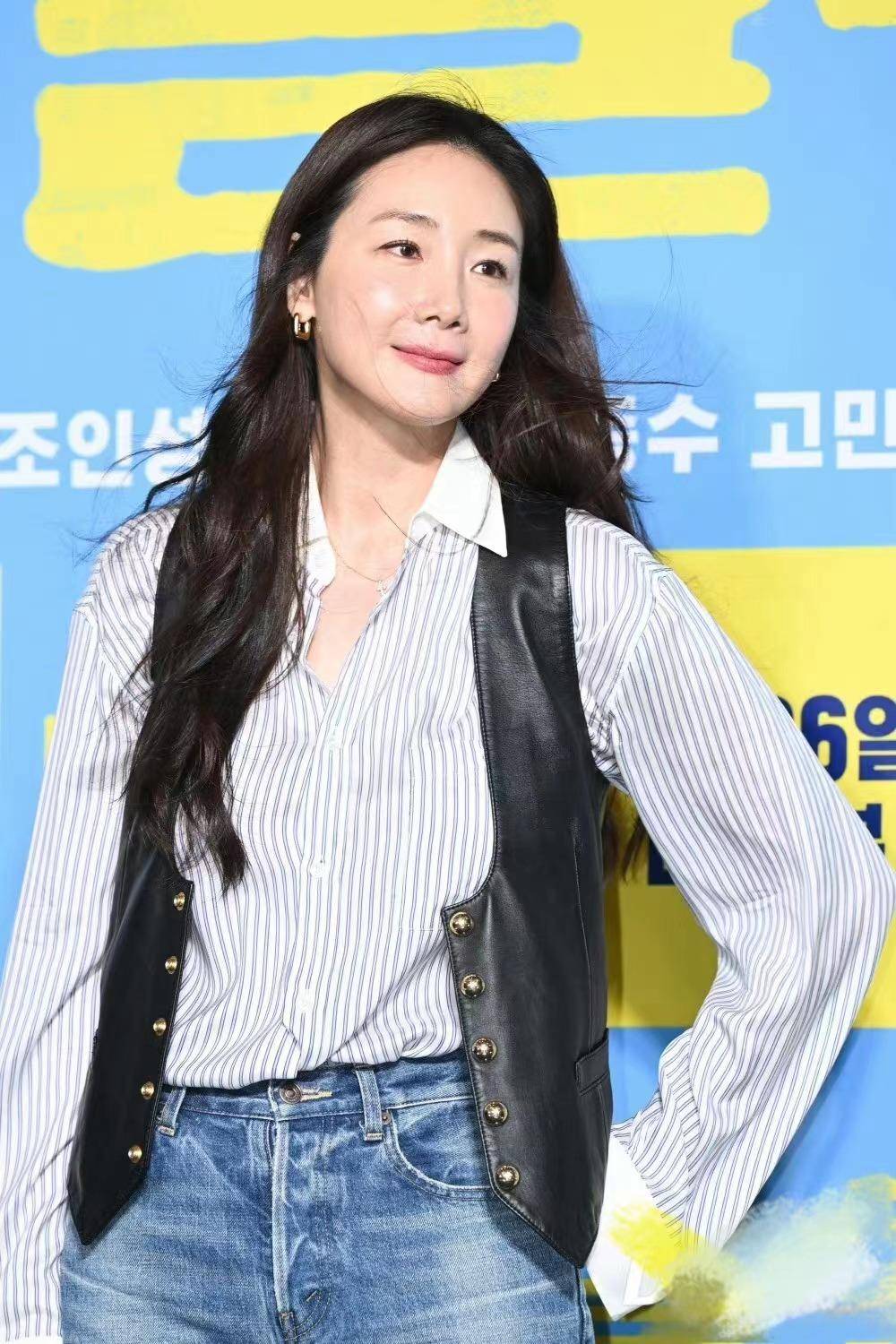 崔智友南韩活动出席,衬衫牛仔裤清爽又帅气,"水光肌"难以欣赏_风格