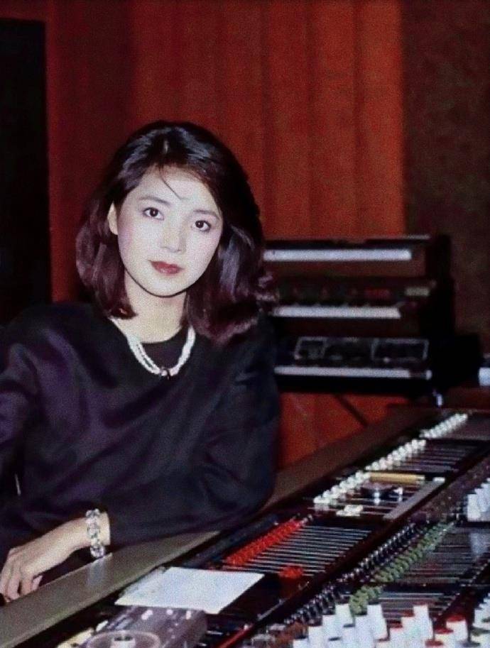 看邓丽君的穿搭就知道了,洋气又风情_组合_时尚_红色