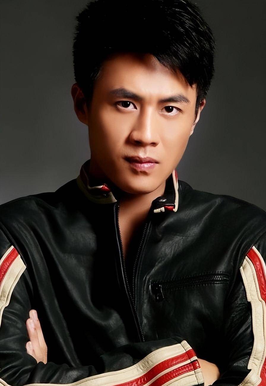 在杜淳12岁时,杜志国与杨丽因为工作忙碌聚少离多选择分手.