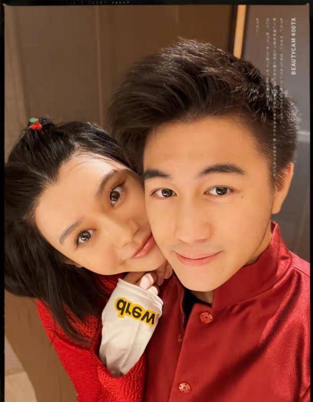 奚梦瑶罕见高调秀恩爱,搂着何猷君撒娇,扎小辫终于小鸟依人_红色_身材