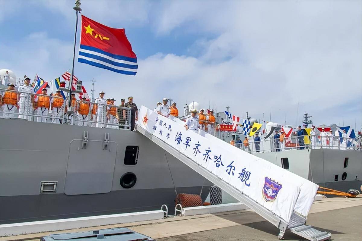 5艘军舰与俄军演,4艘停靠海参崴!