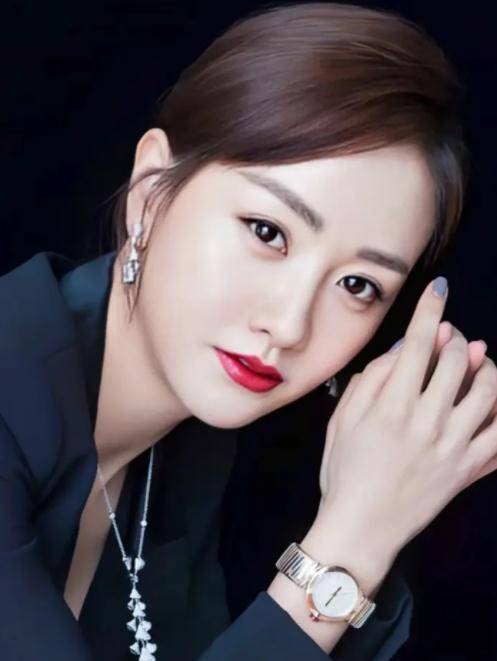 46岁蒋勤勤遇上40岁杨蓉,线下片场生图曝光,网友评价一边倒_状态_黑色