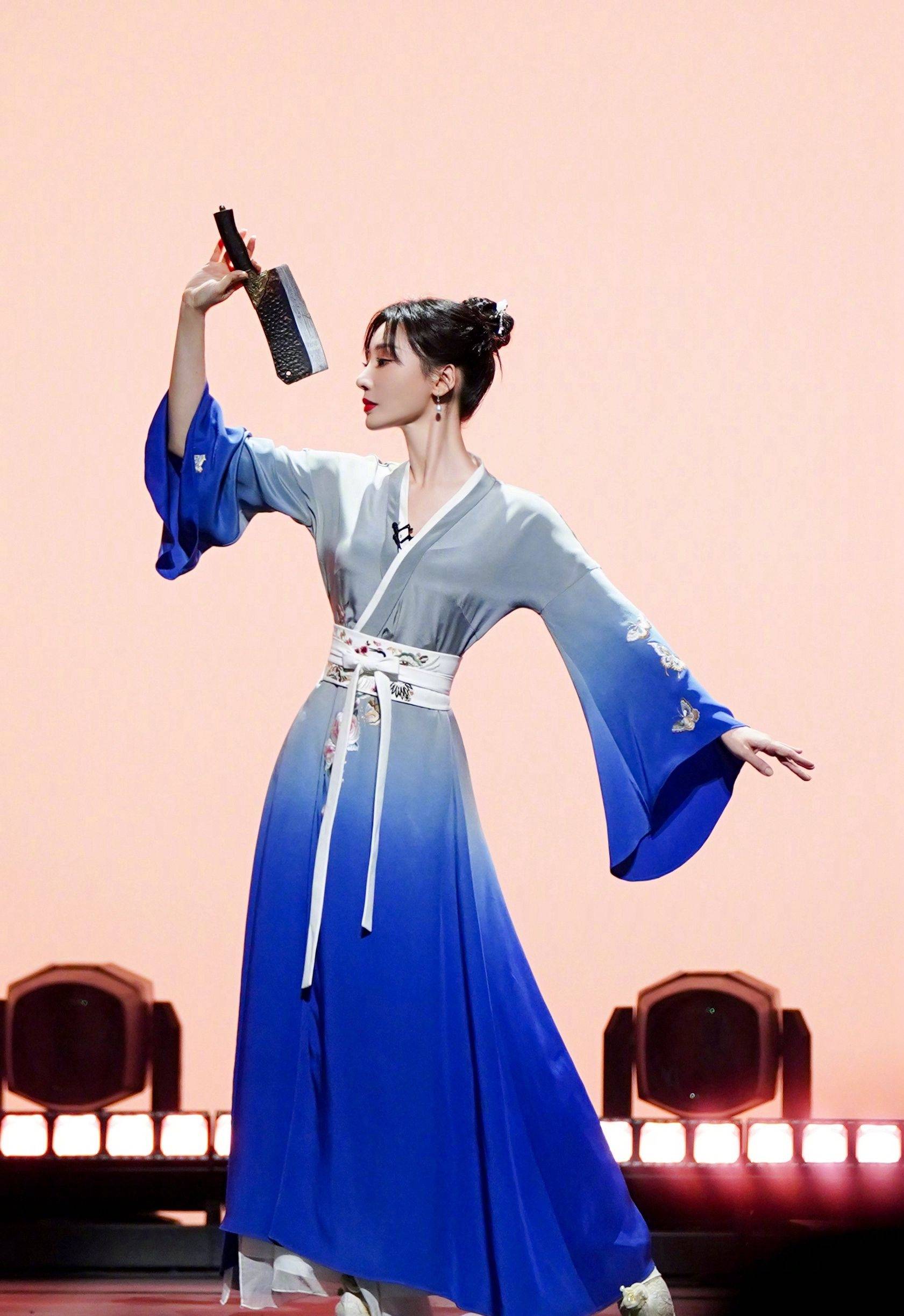 柳岩灰蓝汉服优雅时尚写真_美得_大片_长裙