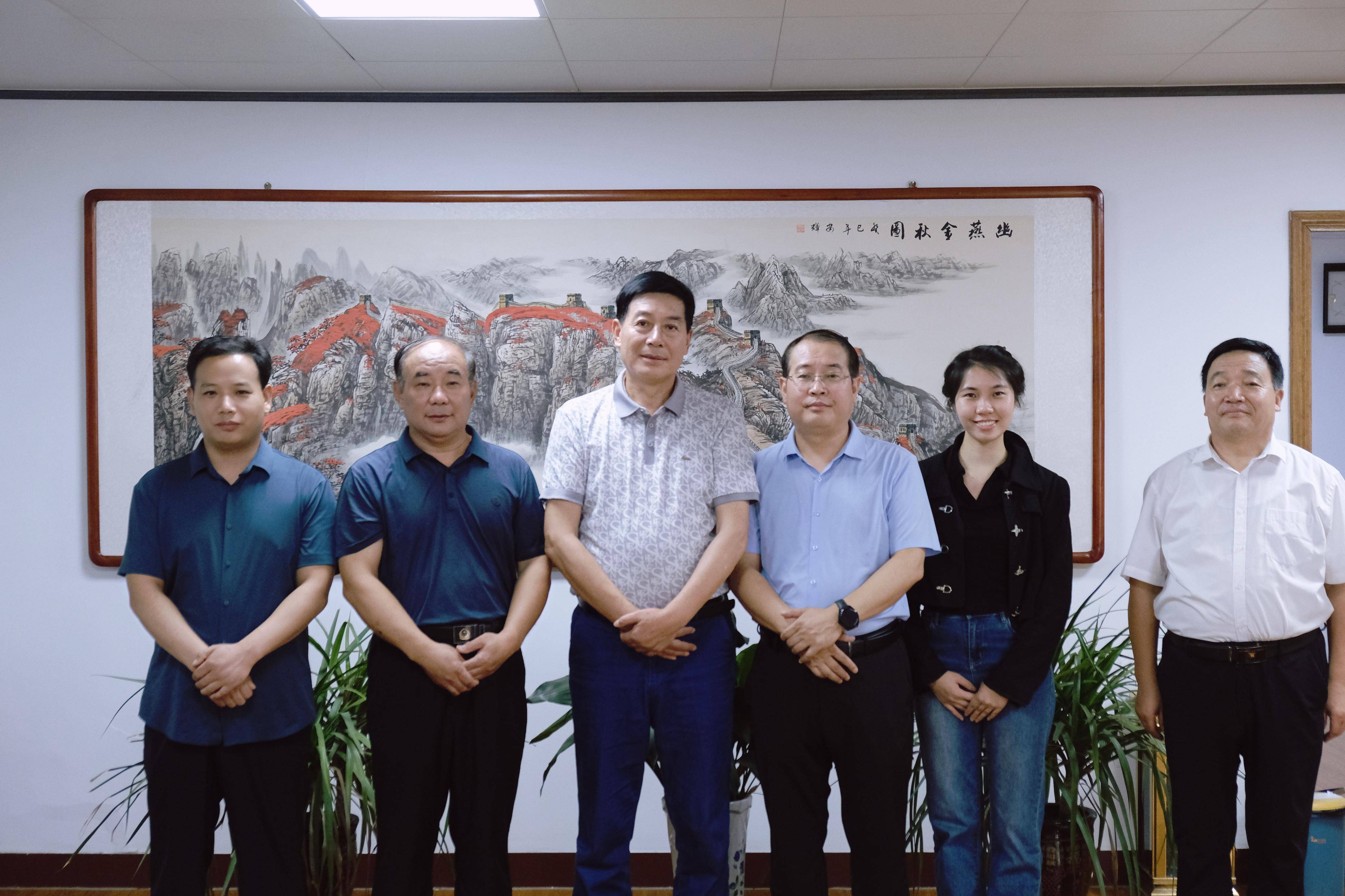 县委书记李玉涛中午专程赶来和制片人见面并强调:"高邑县与刘秀文化息