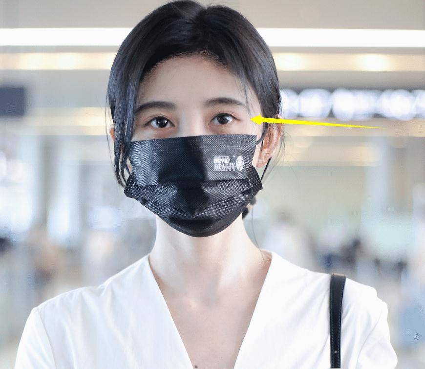 鞠婧祎终于切换风格,舍弃浓重眼影和卷发,淡雅得不像她自己了_口罩