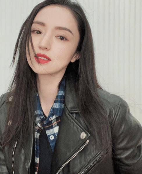 42岁董璇自拍上演烈焰红唇,浅笑迷人时尚万种,她五官妆容绝了_照片