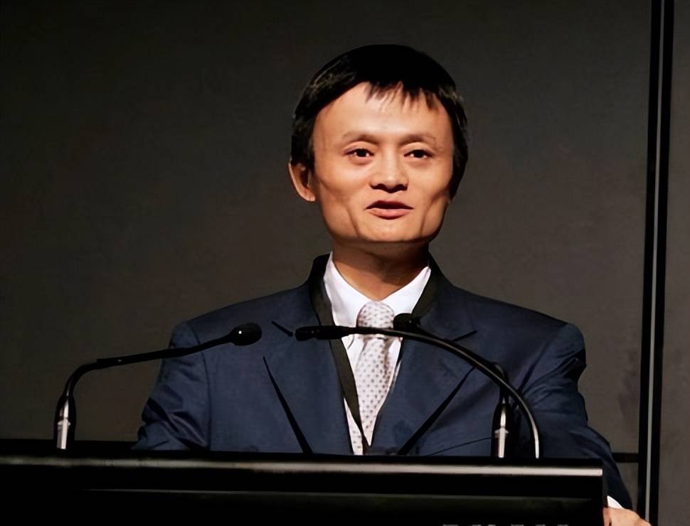 两大首富的不同境遇,马云外国惬意喝啤酒,王健林却瘦了十几斤