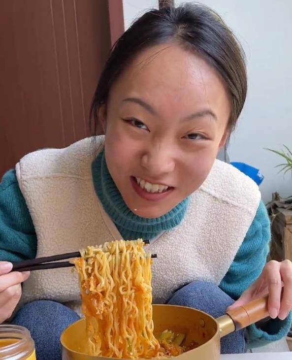 贝勒爷:坐拥4000万粉丝,隐藏身份被扒,真实的她不止会装疯卖傻_张小花