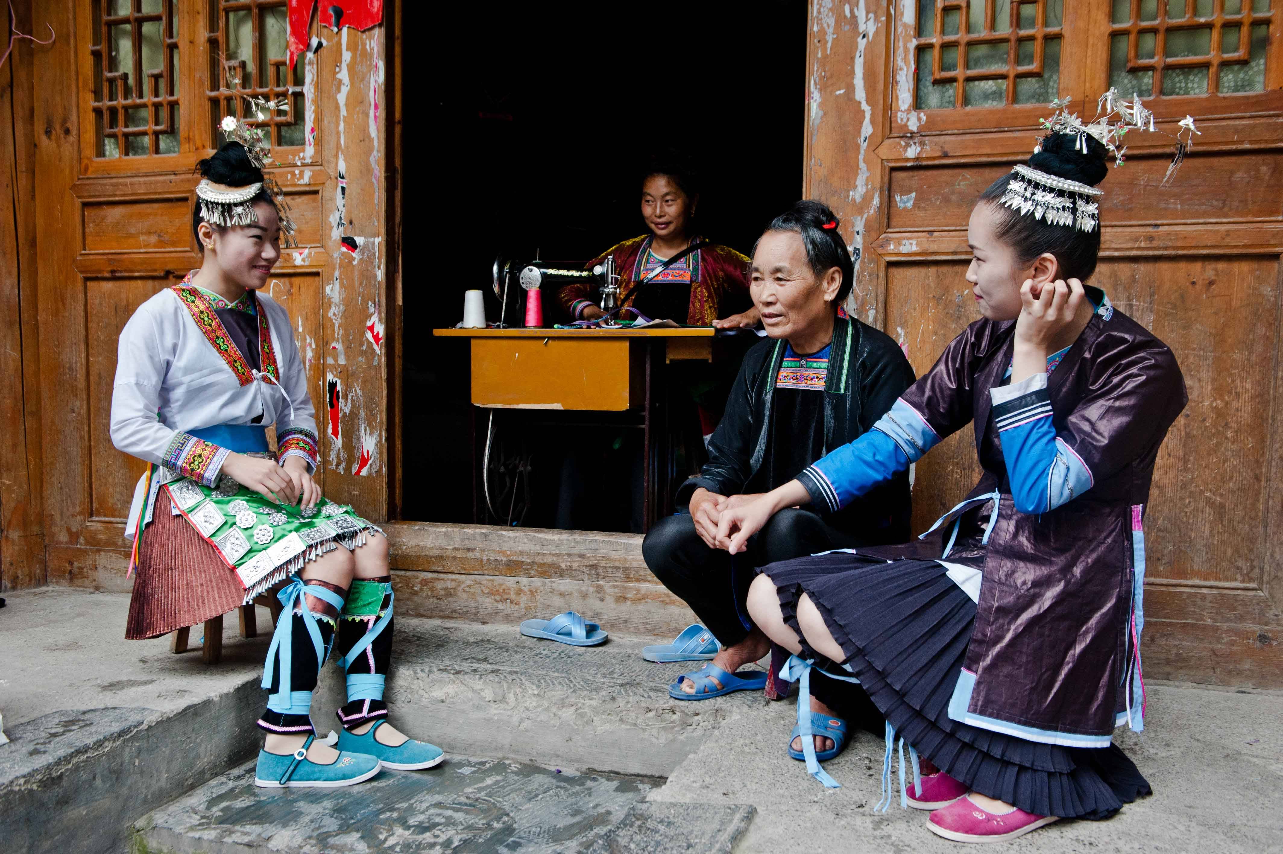 侗族人民以其传统的民歌,舞蹈和手工艺品而著称,每逢节庆,寨子里都会