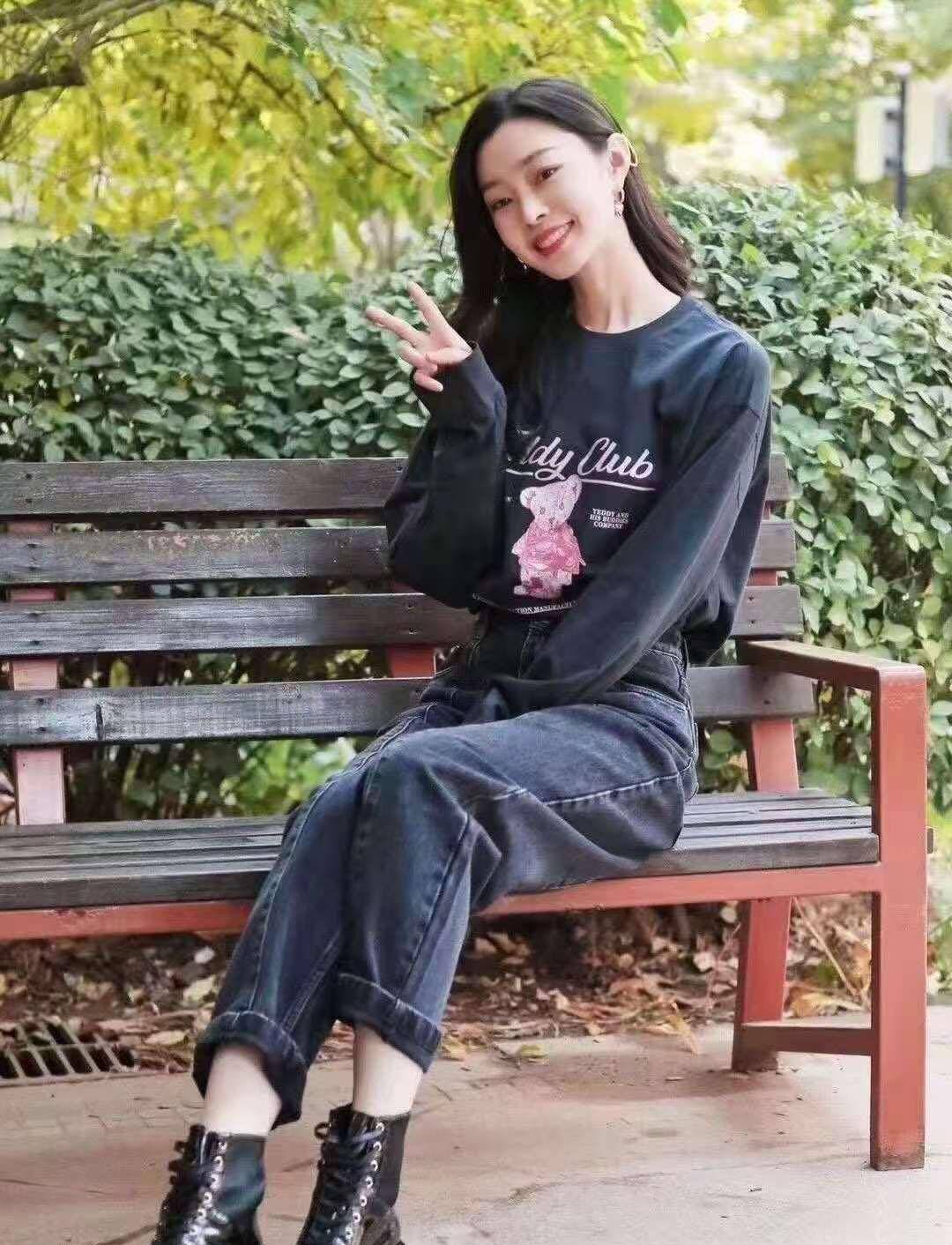 宋轶穿衣休闲风,v领针织配背带裤,双麻花辫好温柔_颜色_舒适度_自然