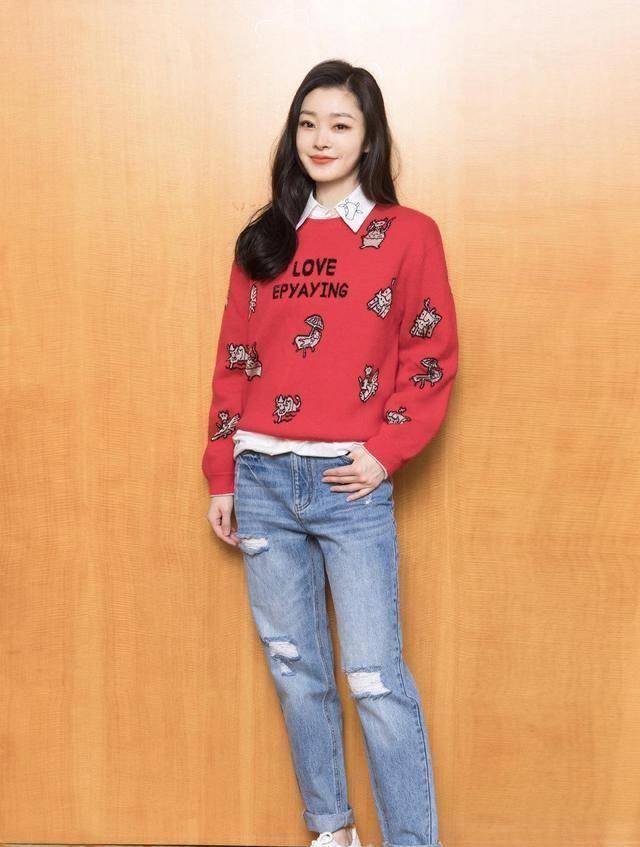 宋轶身穿一件红色毛衣的造型简约又百搭,内搭一件白色的衬衣打底,下