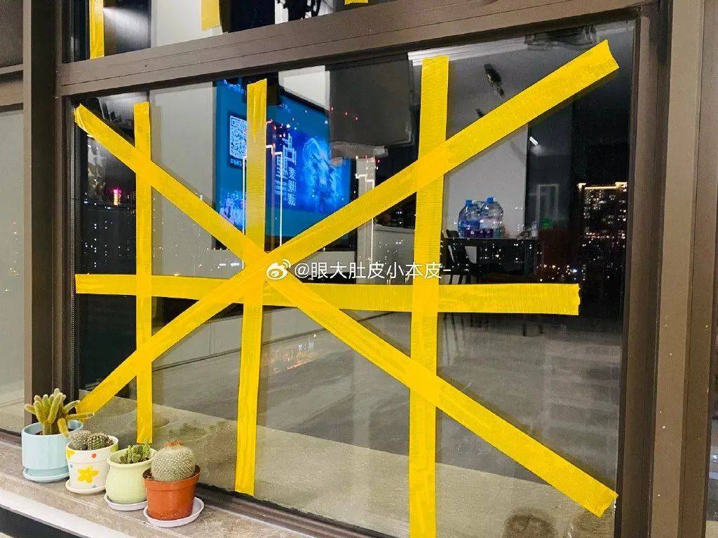 台风杜苏芮来袭,在玻璃上贴胶带有用吗?_李永乐_实验_压力