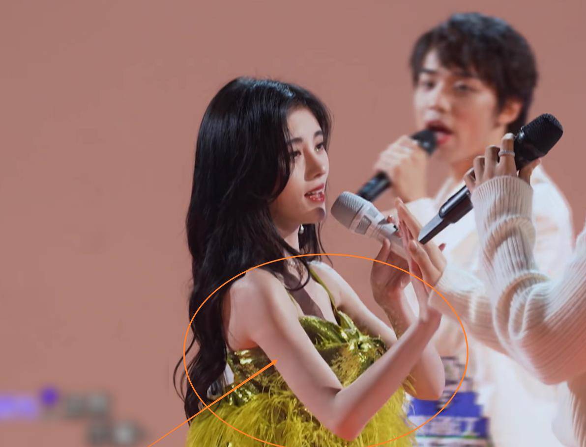 鞠婧祎和米卡牵手唱歌,我却被她腿围吸引,尺寸真不是一般人能比_舞台