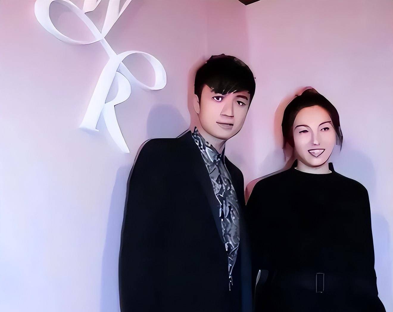 古巨基的老婆竟然是她,衣着简单却又美丽,性格也不逊色于女明星_黑色