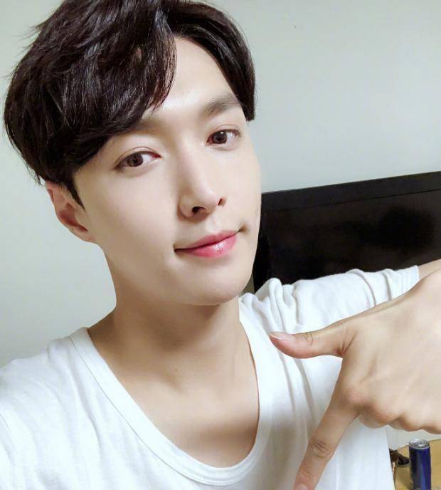 惹不住想"调戏"一番,比如来个强吻什么的……还未满18周岁的易烊千玺