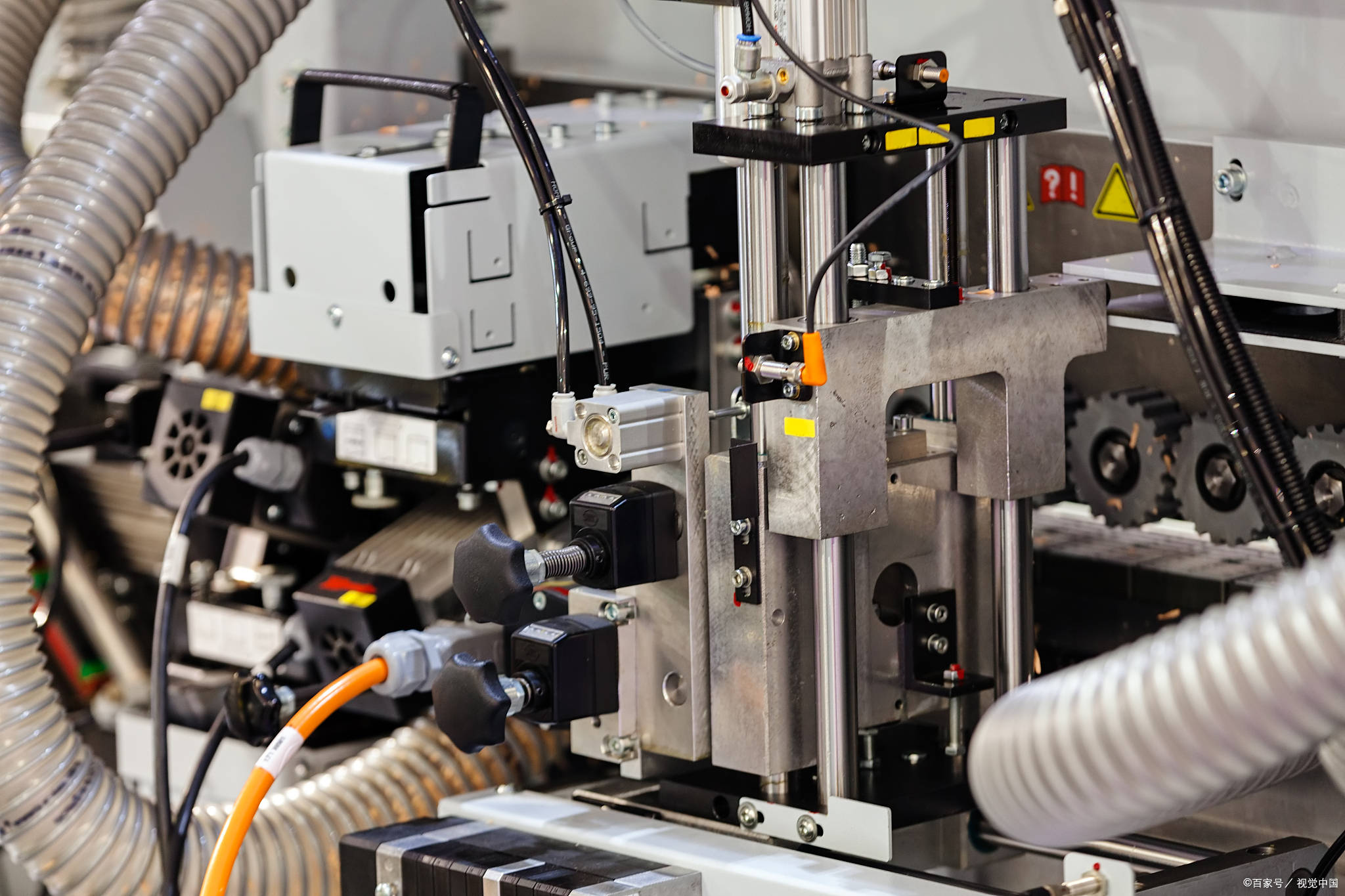 从发展历程到现代应用全解析 plc工业自动化中的应用_装配_生产线