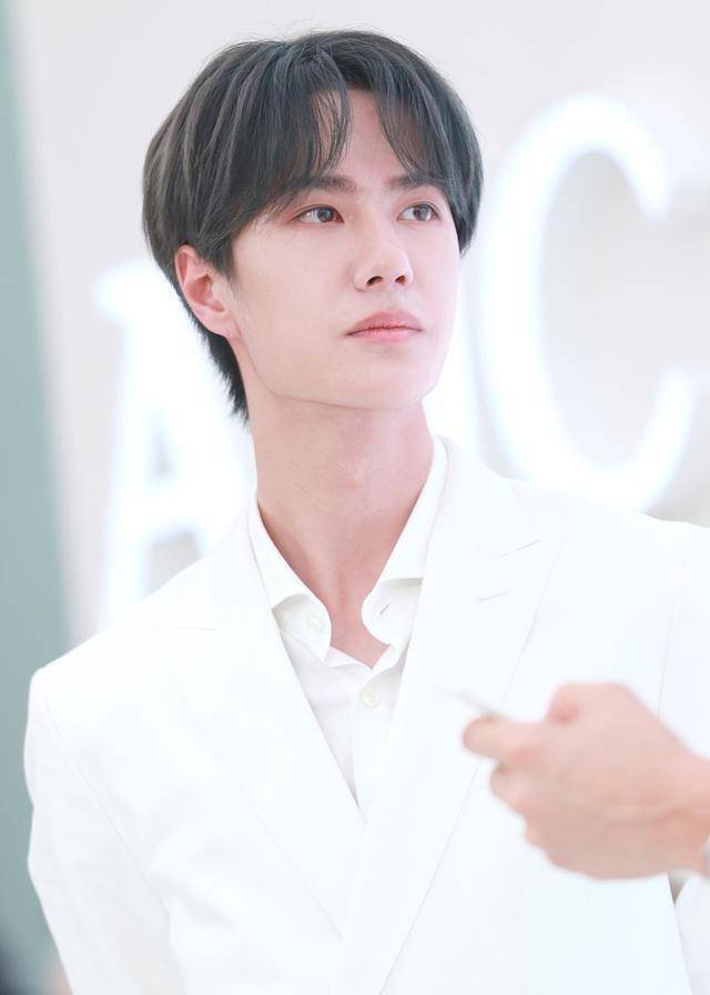 汪涵气得把10w话筒丢地上,竟是因为一个小姑娘_王一博_离开_麦克风