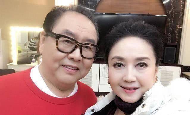 她的老公袁振林是京剧武生泰斗袁金凯的儿子,两人结婚后非常低调,很少