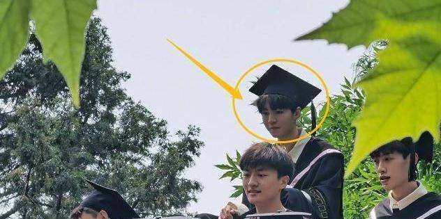 王俊凯回学校拍毕业照,稳居c位太耀眼,关晓彤素颜拍摄成赢家_样子