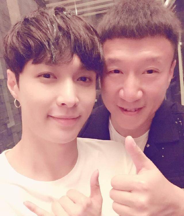 凸显孙红雷这个颜王的存在,果然第一眼看成了王迅和罗志祥合影了哈哈