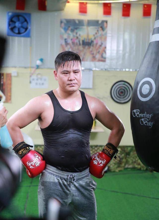 他曾是搏击冠军,如今已经因伤退役,转战娱乐圈_柳海龙_刘玲玲_成龙