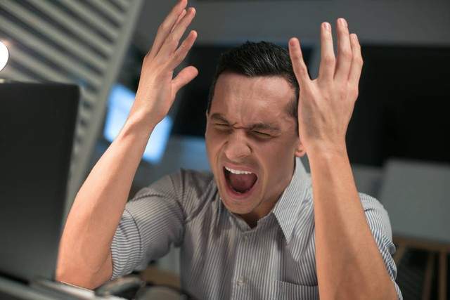 烦起来可能电视里面的声音和别人在旁边说话的发出声音也会感觉很烦