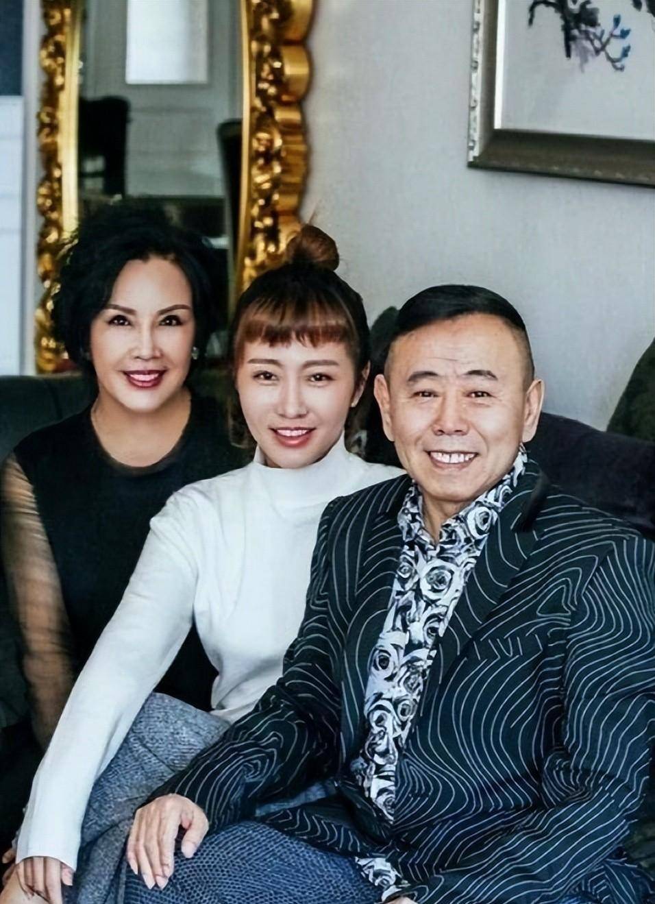 潘长江罕见晒全家福!63岁老婆穿黑裙依然时尚犹存,脾气也不比女明星差