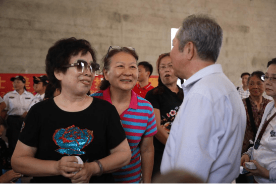 (梁力国会长与经历生死28天穿插到高平的九朵军花中的杨宜玲和马维宁)