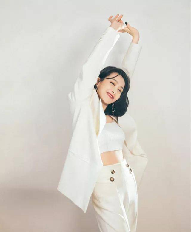 宋茜的西装穿法真撩人,配件"运动内衣"打底,注意力全在她腰上_套装_穿