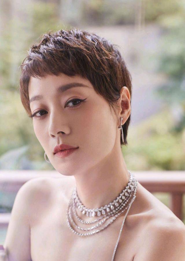 马伊琍梅婷同出席活动，两人相差一岁，梅婷却好似马伊琍的妈妈-马伊琍和梅婷是什么关系