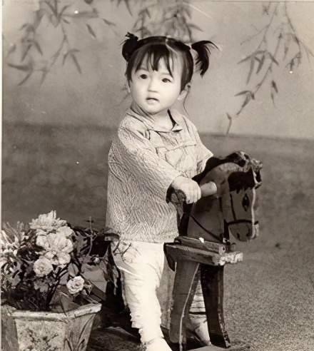 万茜出生在湖南,从小受父亲影响,小时候的梦想就是唱歌,刚好有那么一