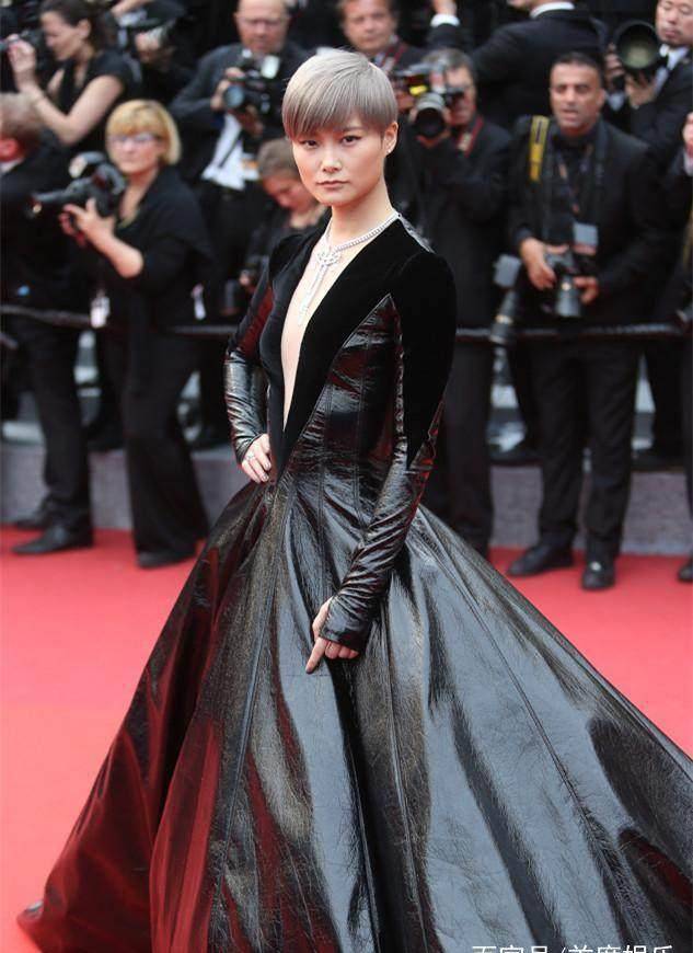 同穿深v,李宇春比baby更有料!_身材_礼服_事业