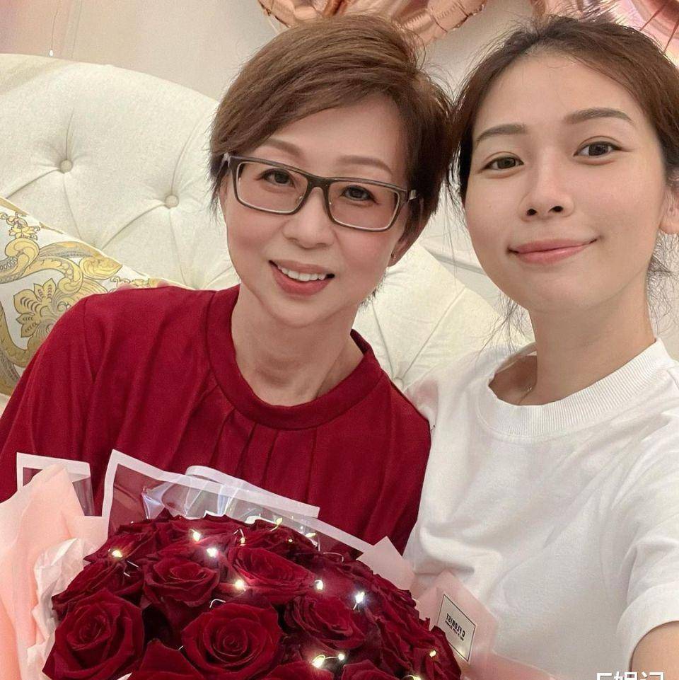 杨秀惠带女儿们和妈妈庆祝60岁生日 从母女合影发现杨妈妈很冻龄_时间