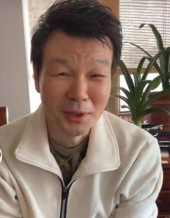 主持人李彬:得了一场大病,吃药副作用致眼睛浮肿_郭德纲_周群_节目